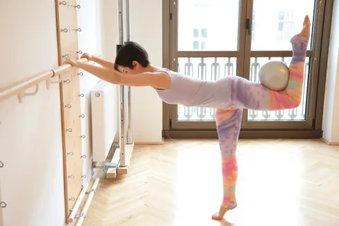 Intense intermediate: BARRE - IN ELISABETHSTRASSE - women only, not for pre/ post natal or injuries